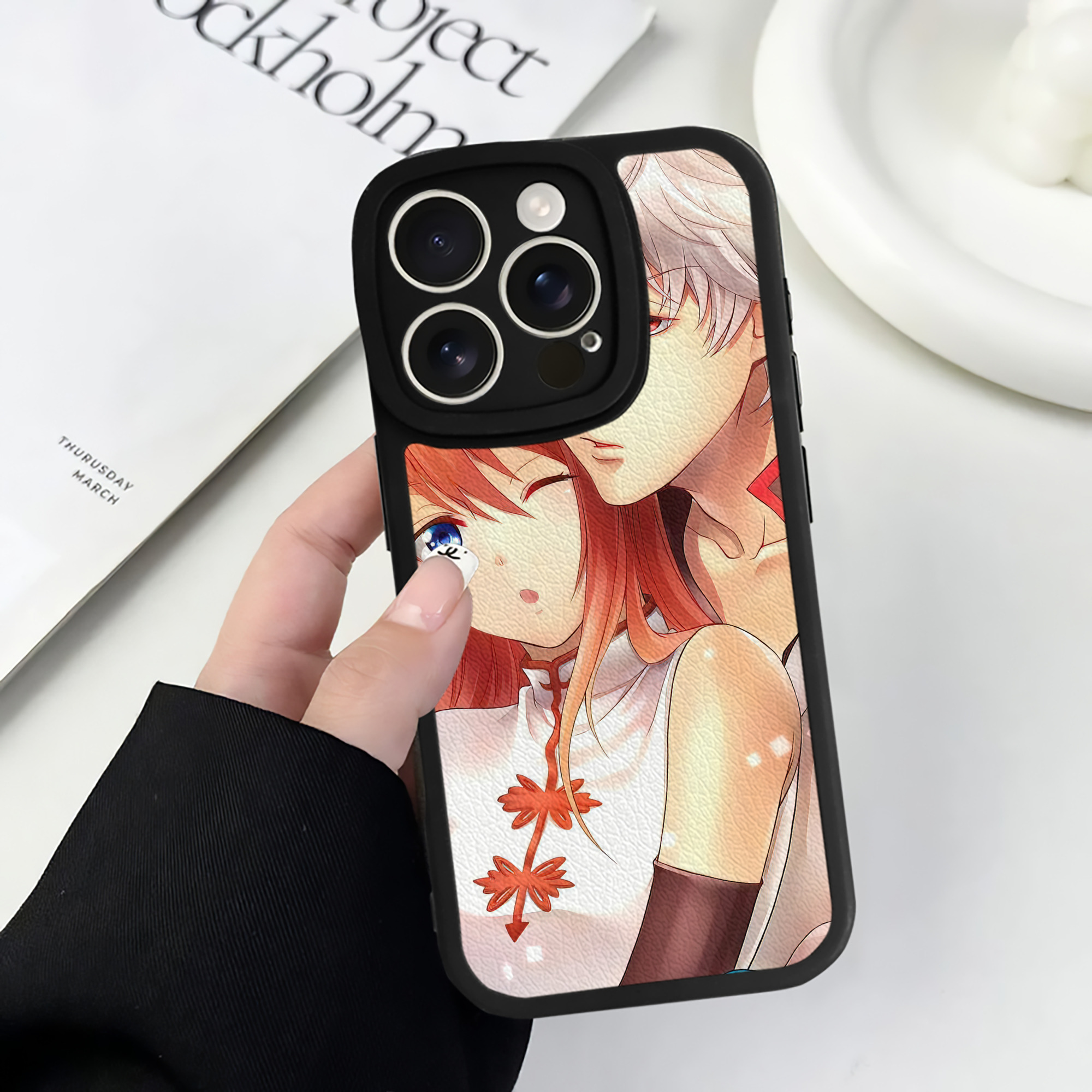 （画像用） ぎんたま 坂田銀時（さかたぎんとき） 神楽 志村新八（しむら しんぱち） GINTAMA Sakata Gintoki Kagura Shimura Shinpachi 【iPhone 16シリーズ対応】シリコンスマホケース（レザー調） 材質：シリコン